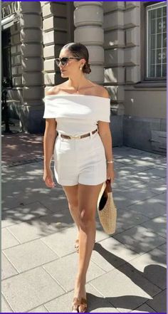 #summerfashion2024 #summeroutfits #summeroutfit #summerstyle #summertrends #vacationwear #summerwardrobe #springfashion #resortfashion #holidayoutfit Italian Summer Outfits, Outfit Elegantes, Classy Summer Outfits, Walking Down The Street, Woman Walking, Europe Outfits, Outfit Chic, Mode Inspo, Looks Chic