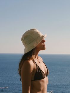 For the laid-back beach girl who values style without the bulk, our cloth bucket hat is the perfect fit. Compact and chic, it's the ultimate packable sun accessory. Our Starfish bucket hat is engineered for performance, while keeping maintenance hassle-free. To counteract the tendency of cotton to wrinkle, especially in humid or wet conditions, we've incorporated a small amount of polyester for the perfect balance. Making it perfect for days spent on the water. A hand-drawn jacquard pattern on t Beach Fit Aesthetic, Bucket Hat Photoshoot Ideas, Summer Cream Bucket Hat For The Beach, Bucket Hat Outfit Summer, Bucket Hat Beach Outfit, Summer Hat Hairstyles, Beachy Bucket Straw Hat, Beachy Straw Bucket Hat, Beige Beachy Bucket Hat