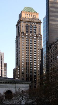 the tall buildings are surrounded by other skyscrapers