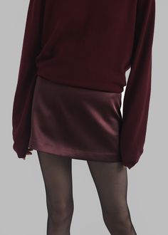 Maroon Satin Skirt Outfit, Burgundy Mini Skirt Outfit, Burgundy Skirt Outfit Fall, Silk Mini Skirt Outfit, Maroon Clothes, Satin Mini Skirt Outfit, Burgundy Skirt Outfit, Burgundy Clothes, Satin Outfit