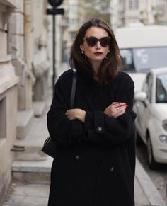 Walking Down The Street, Woman In Black, Stil Elegant, Looks Style, Elegant Outfit, Outfits Casuales