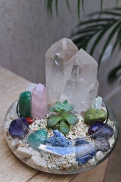 Crystal Desk Decor, Crystal Display Ideas Decor, Crystal Bowl Decor Ideas, Crystal Terrarium Diy, Diy Crystal Crafts, Crystal Gardens, Crystal Bedroom, Crystal Decorations