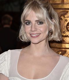 Lucy Boynton Hair, Chloe Fashion, Cabello Hair, Blonde Hair With Bangs, Bangs Short, Hair Aesthetic, Small Bathrooms