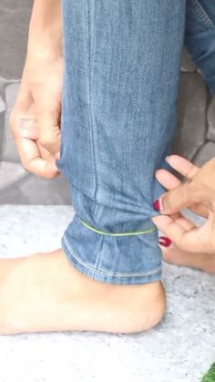 👖Long jeans to Ankle length jeans perfectly (in seconds ) using elastic band 😀 #anklelengthpants How To Fold Jeans, Hemming Jeans, Folding Jeans, Mode Tips, Diy Fashion Hacks, Ankle Length Jeans, Diy Clothes Life Hacks, Altering Clothes, Diy Sewing Clothes