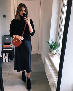 Black Satin Skirt Outfit, Slip Skirt Outfit, Work Skirt Outfit, Black Satin Midi Skirt, Work Outfits Frauen, Black Satin Skirt