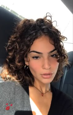 Shoulder Length Natural Curly Hair, Healthy Curly Hair Aesthetic, Short Brown Curly Hair, Carrie Bradshaw Hair, Long Curly Haircuts, Dark Curly Hair, Brown Curly Hair, Lob Hairstyle