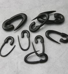 These handcrafted buffalo horn hangers are perfect for those seeking a unique pair of wooden hangers. The Safety Pin Horn Hangers range from 12G (2mm) to 1/2" (12mm), with widths ranging from 21mm to 30mm and heights from 40mm to 53mm. Made of water buffalo horn, these hangers are sure to leave a lasting impression. Sold in pairs (2pc). 00g Stretched Ears, Epic Clothes, Mod Jewelry, Bone Horn, Water Buffalo, Unusual Jewelry, Stretched Ears, Wooden Hangers, In Pairs