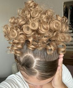 Short Curly Party Hairstyles, Curly Out Hairstyles, Curly Hairstyles Accessories, 3 B Hairstyles, Quince Curly Hairstyles, Tinsel Hair Curly, Curly Hair With Tinsel, Curly Protective Styles Natural, Slick Hairstyles For Curly Hair