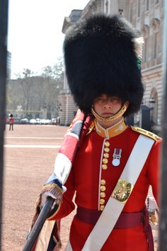 Scottish Soldier, London England Photography, Male Uniform, Guard Costume, British Guard, Royal Guards, Coldstream Guards, Grenadier Guards