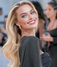 Blonde Hair Blue Eyes Makeup, Margot Robbie Hair, Margot Robbie Photos, Celebrity Makeup Looks, Makeup For Blondes, Blonde Hair Blue Eyes, Golden Blonde, Margot Robbie, Bridal Makeup