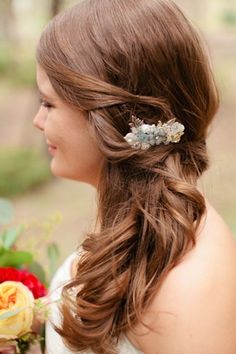 Side swept wedding hair Bride Hairstyles With Side Clip, Wedding Hair Swooped To Side, Romantic Side Swept Hair Bridal Hairstyles, Wedding Makeup Boho, Bridesmaid Hair Down Side Clip, Bridal Hair Side Swept, Side Swept Wedding Hair, Wedding Hair Side Swept With Clip, Hair Wedding Ideas