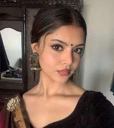 #makeup #fashion #dark #desifashion #saree #aesthetic #makeuplooksforbrowneyes #tutorial #pinterest #instagram #inspiration Black Saree Makeup Look, Natural Makeup Indian, Saree Makeup Look, Desi Makeup, Makeup Asia, Navratri Outfits, Indian Makeup Looks, Makeup Tuts, Light Makeup Looks