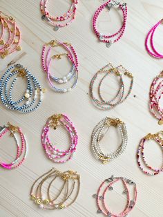 Shop at: madebel.nl Bracelet Layering Ideas, Colorful Bead Bracelets, Bff Bracelets, Preppy Jewelry, Beaded Jewels, Diy Bracelet Designs, Easy Diy Jewelry, Beads Bracelet Design