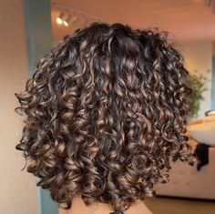 Curly Balayage Hair, Curly Bobs, Curly Highlights, Curly Hair Beauty, Light Curls, Dyed Curly Hair, Highlights Curly Hair, Brown Curls