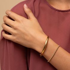 Simple Gold Bangle, Solid Gold Bangle, Modern Gold Jewelry, Gold Jewelry Simple Necklace, Solid Gold Bracelet, Jewelry Bracelets Gold, Gold Rings Fashion, Bangles Jewelry Designs, Gold Jewelry Simple