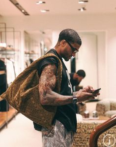 Edgy Guys Aesthetic, Edgy Guys, Gary Payton Ii, Dark Skin Tattoo, Suits And Sneakers, Simple Street Style, Gary Payton, Streetwear Ideas, Gq Fashion