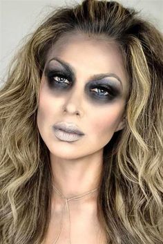 13 ideas de maquillaje de Halloween fácil y rápido para mujer (2022) Prom Queen Zombie Makeup, Female Ghost Makeup, Makeup For Halloween Scary, Bride Zombie Makeup, Womens Ghost Makeup, Graveyard Bride Makeup, Zombie Women Makeup, Cemetery Bride Makeup Halloween