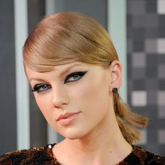 Debut Album Taylor Swift, Balayage Blonde Medium, Taylor Swift Makeup, Style Taylor Swift, Hair Evolution, Blonde Hair With Bangs, Dramatic Makeup, Balayage Hair Blonde, Taylor Swift Hair