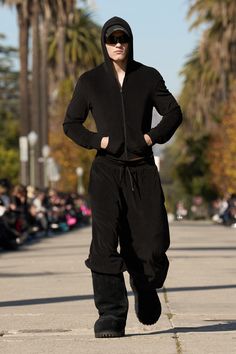 Balenciaga - Pre-Fall 2024 https://www.vogue.com/fashion-shows/pre-fall-2024/balenciaga/slideshow/collection#12 Balenciaga Aesthetic, Mens Fall Outfits, Balenciaga Men, Menswear Runway, Fall Outfits Men, Balenciaga Mens