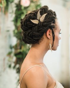 Mariage : nos coiffures préférées de l'année ! - Ma Coiffeuse Afro Dreadlock Wedding Hairstyles, Natural Hair Wedding, Black Wedding Hairstyles, Natural Hair Bride, Wedding Hair Clips, Dreadlock Hairstyles, Wedding Hair Pins, Locs Hairstyles, Braided Updo