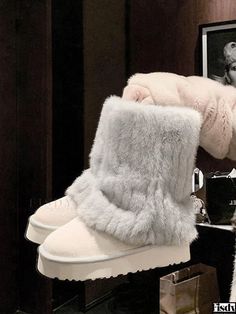 Fisdy - Elegantes botas de invierno para mujer: Punta redonda, piel sintética, puño de cuero y características de botas de nieve Cute Snow Shoes, Winter Boots Cute, Classy Winter Outfits Casual, Cute Winter Boots For Women, Cute Boots For Women, Snow Clothes, Cute Winter Boots, Womens Winter Boots, Cute Uggs