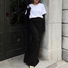 Olivia Mark - Chic Black High-Waisted Maxi Skirt for Professional Attire Elegant Drapes, Designer Drapes, Professional Attire, Pleated Midi Skirt, Types Of Skirts, Olivia Mark, Leather Skirt, Maxi Skirt, Midi Skirt