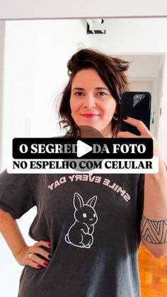 a woman taking a selfie in front of a mirror with her cell phone and the caption reads o segrei da poto no espelho com celuar