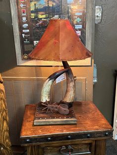 Double steer horn lamp with chestnut dyed rawhide lamp shade - Your Western Decor Western Lighting, Western Lamps, Cowhide Decor, Diy Lamps, Rustic Lamp Shades, Cow Horns, Lodge Decor, Leather Lounge Chair, Rustic Theme