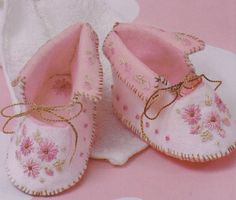 a pair of baby shoes sitting on top of a table