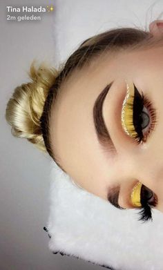 Pinterest: livingbybella💅🏽 FOLLOW FOR MORE!!💖💖 #makeupideas Fete Emo, Yellow Eye Makeup, Eyeliner Tips, Mekap Mata, Yellow Makeup, Beautiful Eye Makeup, Brown Makeup, Makeup Eye Looks, Makeup Hacks