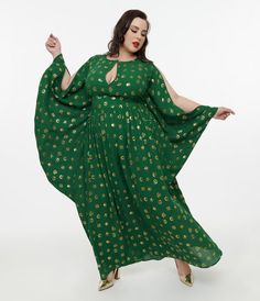 This beautiful plus size caftan, in collaboration with Disney, is crafted in a stunning green fabric that features a gold foil print of moon and stars throughout. Beautifully framed with long flutter sleeves and a back zipper. Vintage Plus Size Fashion, Plus Size Caftan, Wide Leg Jeans Cropped, High Low Gown, Vintage Plus Size, Gold Foil Print, Gold Moon, Moon Print, Leopard Print Blouse