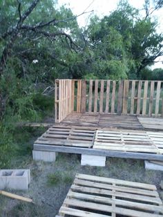 some wooden pallets sitting in the grass