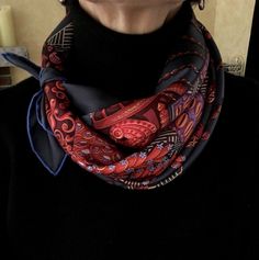 Scarf Knots, Man Design, Silk Scarf Style, Ways To Wear A Scarf, Head Scarf Styles, Elegant Scarves, How To Wear A Scarf, Scarf Outfit, Small Scarf