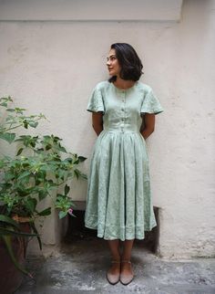 Gardening Dress, Ladylike Outfits, Linen Wardrobe, Lisbon Fashion, Green Linen Dress, Linen Wedding Dress, Light Green Dress, Vintage Bridesmaid Dresses, Blue Linen Dress