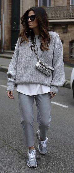 Monochromatic Grey Outfit, Grey Ankle Pants Outfit, Light Grey Outfits For Women, Gray Monochrome Outfit, Grey Monochrome Outfit, Jersey Gris Outfits, Outfit Pull Gris, Light Gray Sweater Outfit, Grey On Grey Outfit