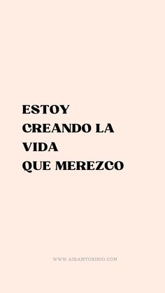 the words are written in black and white on a light pink background that reads estoy creando la vida que merezco