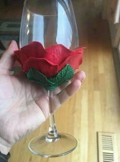 Wine Glass Ideas, Wedding Couple Table, Disney Wedding Gifts, Deco Disney, Beauty And The Beast Party, Decorated Wine Glasses, Wine Glass Crafts