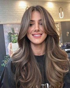 Brown Hair Looks, Brown Hair Inspo, Brunette Hair With Highlights, Hairstyles For Layered Hair, Brunette Balayage Hair, Brown Hair Balayage, Light Hair Color, Long Brown Hair, Hair Color Balayage