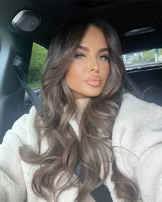 Carli Bybel Hair, Ashy Brown Hair Balayage, Brunette Hair Colour, Fall Hair Inspo, Brown Hair Dark, Brown Hair Trends, Sun Kissed Highlights, Hair Light Brown, Beachy Waves Hair