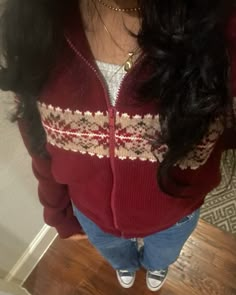 i love this sweater 😊 Sweater Fits Aesthetic, Winter Brandy Melville Outfits, Simple First Date Outfits, Outfits Broad Shoulders, Warm Outfits For School, Knitted Sweaters Outfit, Elegant Daily Outfit, Clean Aesthetic Outfit, Fall Outfits Sweaters