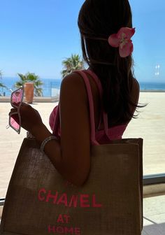 Malibu Pink Aesthetic, Malibu Pictures, Malibu Wallpaper Aesthetic, Malibu Aestethic, Malibu Instagram Pictures, Best Beach Poses, Beach Pictures Ideas, Poses By Yourself, Beach Poses By Yourself