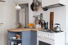 12 Stunning Kitchen Peninsula Ideas That’ll Convince You to Replace Your Island Clean Stove Grates, Clean Stove, Kitchen Peninsula, Small Kitchen Organization, Tidy Kitchen, Kitchen Upgrades, Kitchen On A Budget, Kitchen Items, Pots And Pans