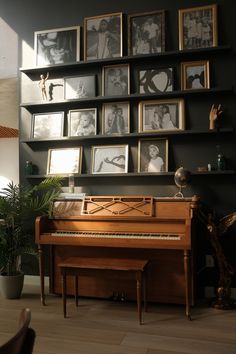 Gallery wall decor using gold picture frames atop a piano. Decor Around Piano, Art Above Piano Living Rooms, Wall Piano Decor Ideas, Piano Gallery Wall, Wall Piano In Living Room, Black And Gold Gallery Wall, Wall With Piano, Gallery Wall Above Piano, Above Piano Wall Decor