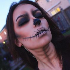 Creative Costume Ideas, Halloween Skeleton Makeup, Maquillage Halloween Simple, Teknik Makeup, Halloween Makeup Sugar Skull, Creative Halloween Makeup, Pop Culture Moments, Halloweenský Makeup, Creative Costume