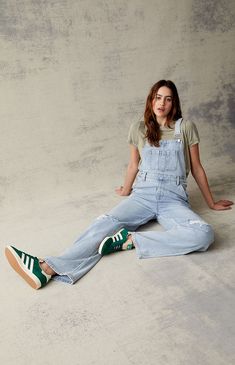 Cute, casual, and ready for the new season, the Light Blue Denim Overalls from PacSun make for a comfy go-to. These light blue overalls have a sturdy rigid denim fabrication with adjustable shoulder straps, ripped knee details, a utility loop at the side, and a loose baggy fit. Cute Outfits With Overalls, Girl Overalls Outfit, Blue Overalls Outfit, Baggy Overalls Outfit, Light Blue Overalls, Cute Overall Outfits, Denim Overalls Outfit, Baggy Overalls