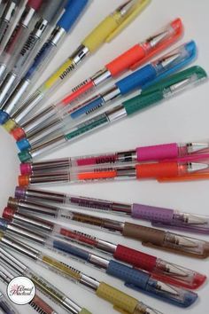 many different colored pens lined up in a circle