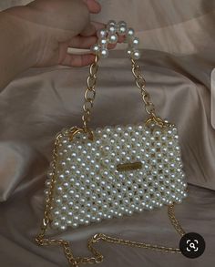 #fashion Hand Beaded Bag, Sac Diy, Diy Bags Patterns, Pearls Diy, Beaded Jewlery, Embroidery Bags, Pearl Bag, Handmade Jewelry Tutorials, Beaded Bag