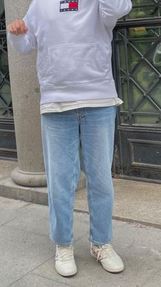 Spring Collection Fashion, Cream Sweatshirt, Americana Fashion, Mens Fashion Streetwear, Cool Outfits For Men, Denim Jeans Men, Light Blue Jeans