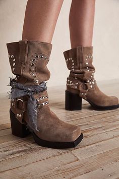 Botas Western, Slouch Boots, Suede Fashion, Square Toe Boots, Studded Boots, Slouched Boots, Chunky Block Heels, Brown Heels, Toe Boots