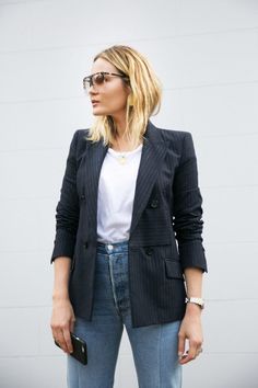 blazer risca de giz Brooke Testoni, Blazer And T Shirt, Pinstripe Blazer, Pinterest Fashion, Glam Fashion, Australian Fashion, Her Style, New Outfits, Work Outfit